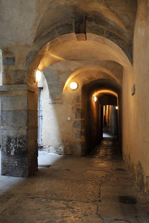 Theatrical visit of the Vieux-Lyon in French - The Theatrical Elements: Making History Fun