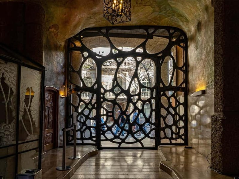 Tiquets & Guide: Lights and shadows of the Casa Milà - Antoni Gaudí - Barcelona - Value and Practical Considerations