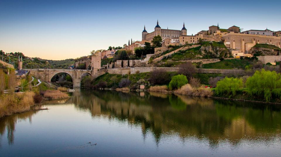 Toledo: Guided Walking Tour to Essential Monuments in Spanish - Key Points