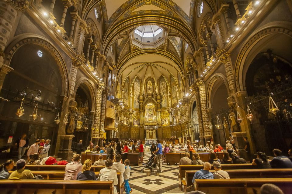 Tot Montserrat: Transport, Museum Tickets, and Lunch - Transportation to Montserrat