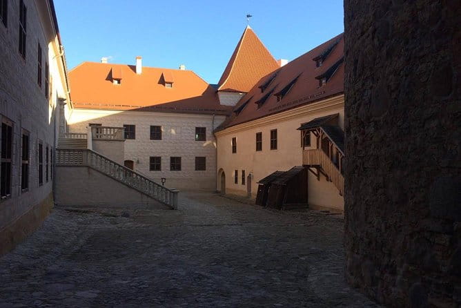 Tour from Riga to Vilnius: Bauska Castle, Rundale Palace and The Hill of Crosses - FAQs