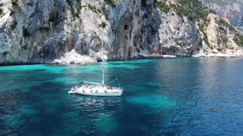 Tour in barca a vela in partenza da Arbatax - Sailing in Sardinia: A Day of Beauty and Authenticity