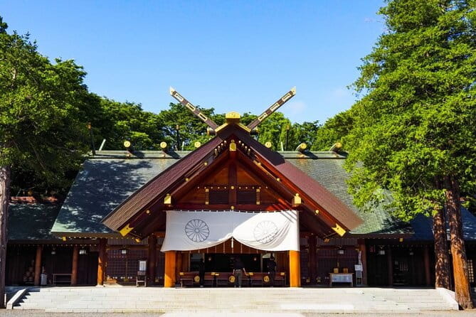 Tour in Sapporo Shrine, Fish Market and Shiroi Koibito Park - Highlights of Sapporo Shrine