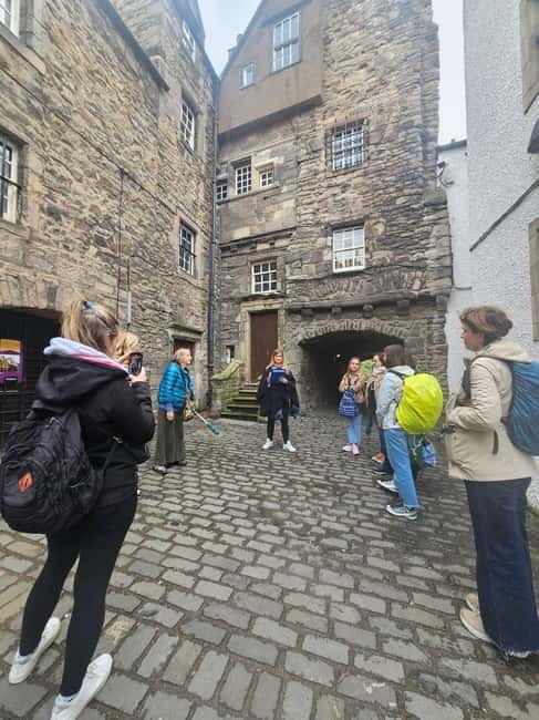 Tour of Edinburgh's Royal Mile - Starting at Edinburgh Castle: An Imposing Beginning
