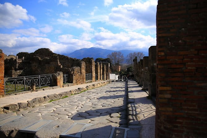 Tour of Pompeii for Kids & Families with Alex and his team - In-Depth Exploration of Pompeii’s Highlights