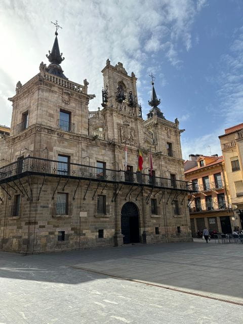 Tour Oviedo Castrillo Polvazares Astorga and Leon Cathedral - The Charm of Castrillo de Polvazares and the Maragato Stew