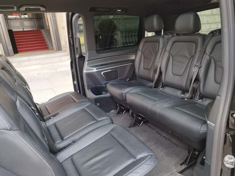 Tranfer with small or Bigger introduction Tour Berlin - Introduction: A Personalized Look at Berlin in Comfort