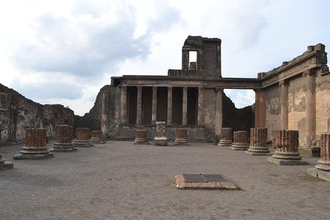 Transfer from Naples to Positano with 2 hours Private Tour in Pompeii - Breakdown of the itinerary in detail