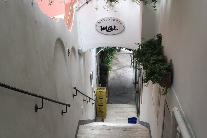 Transfer From Naples Train Station/area to Sorrento with 1 hour stop in Positano - Exploring the transfer: from Naples train station to Sorrento with a Positano stop