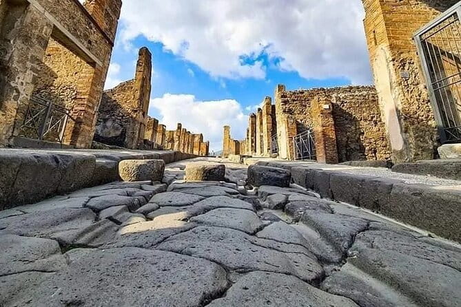 Transfer Naples airport/station to Sorrento with stop in Pompeii - In-Depth Look at the Transfer and Pompeii Stop