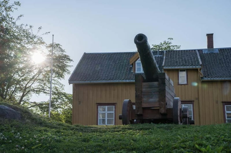 Tromsø: Spanish tour of the historic center and the Polar Museum - An In-Depth Look at Tromsø: History and Culture in a Small Group