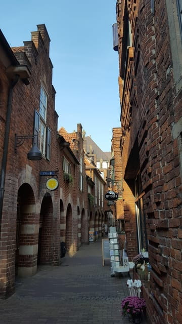 Truth or lie? - A special tour through Bremen's Old town - Discover Bremen’s Old Town: A Walk with a Twist