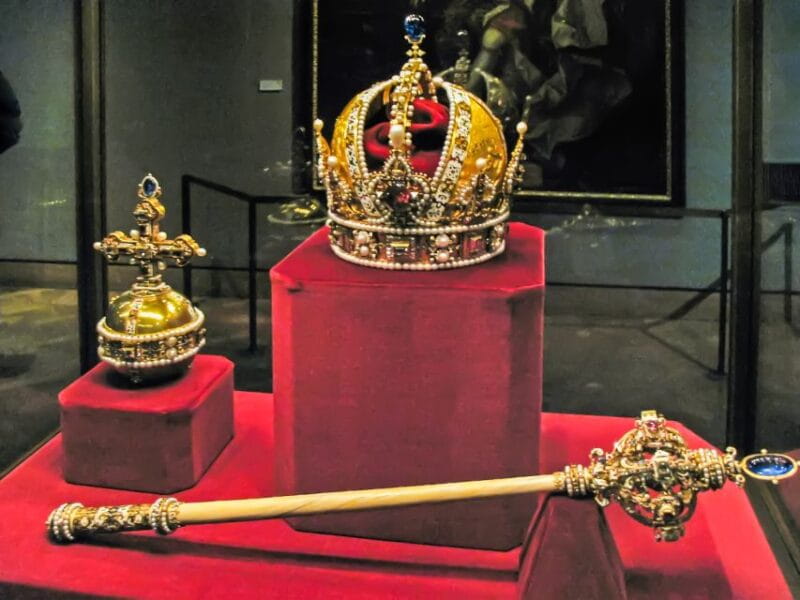 Ultimate Tower of London, Beefeater Welcome & Crown Jewels - Who Is This Tour Best For?