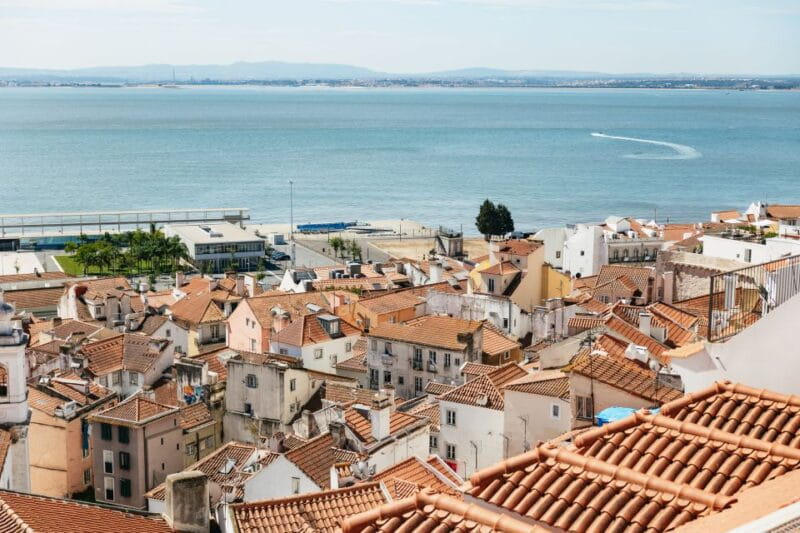 Vadio: Lisbon Old Town Private Tuk Tuk Tour - The Guides: Knowledgeable and Enthusiastic