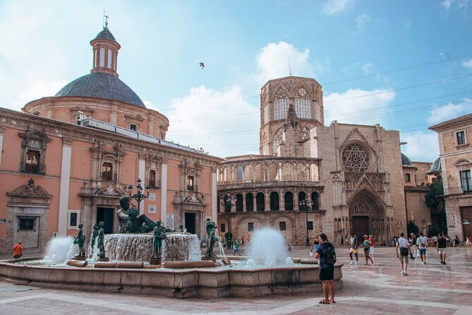Valencia al completo en Bicicleta - Entering Valencia’s Iconic Landmarks on Two Wheels