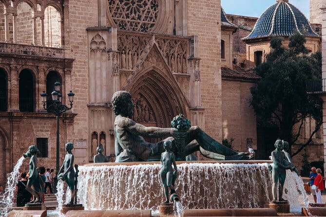 Valencia al completo en Bicicleta - The Journey Through Valencia’s Historic and Modern Sights