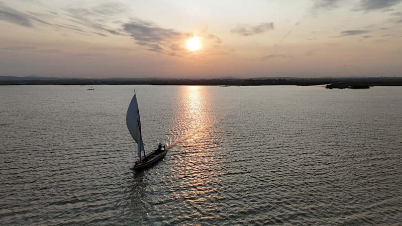 Valencia: Albufera Sunset on a sailboat with a Local Guide - From City Streets to Lagoon Waters