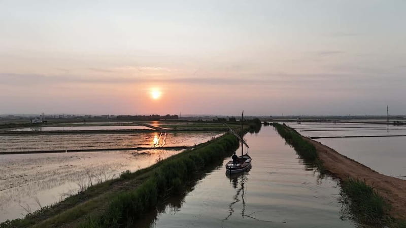 Valencia: Albufera Sunset on a sailboat with a Local Guide - Tasting the Local Flavors