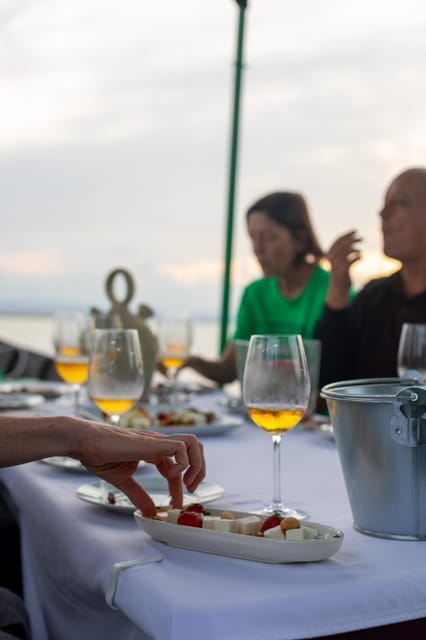 Valencia: Boat Ride with Valencian Wine Tasting & Tapas - Exploring the Experience: A Closer Look