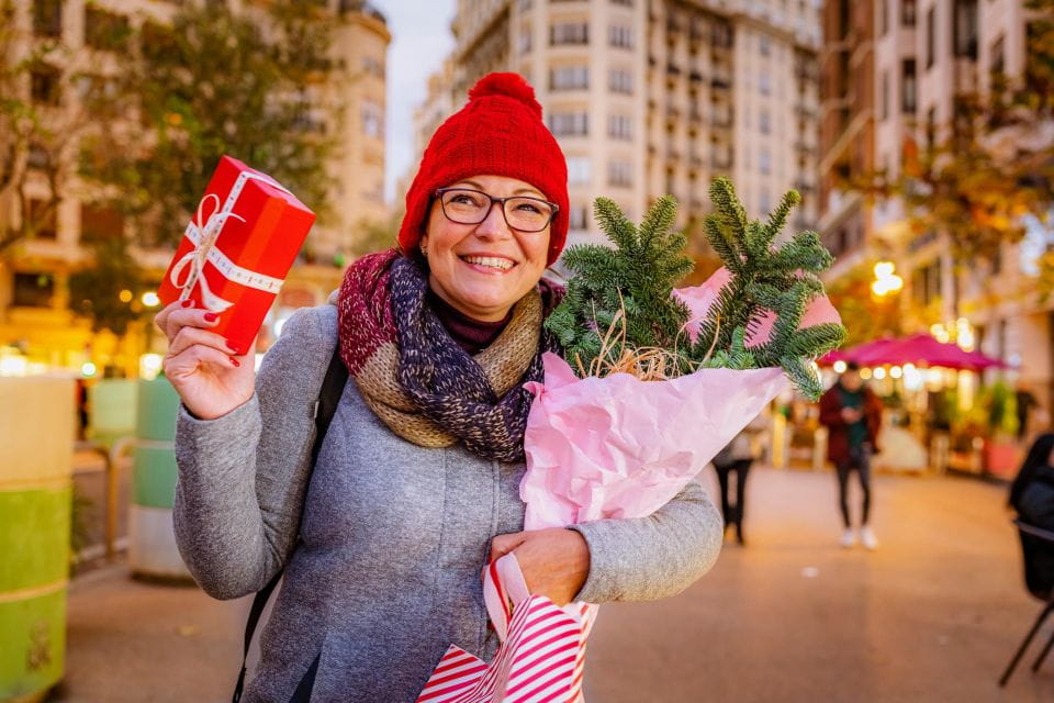 Valencia Christmas Walk: Festive Spirits & Historic Sights - Wandering Through Plaça De La Reina