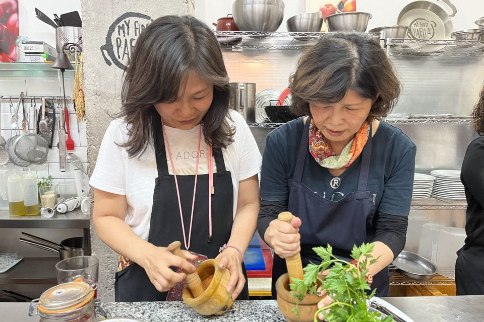 Valencia: Evening Guided Paella Workshop, Tapas, and Drinks - Paella Preparation