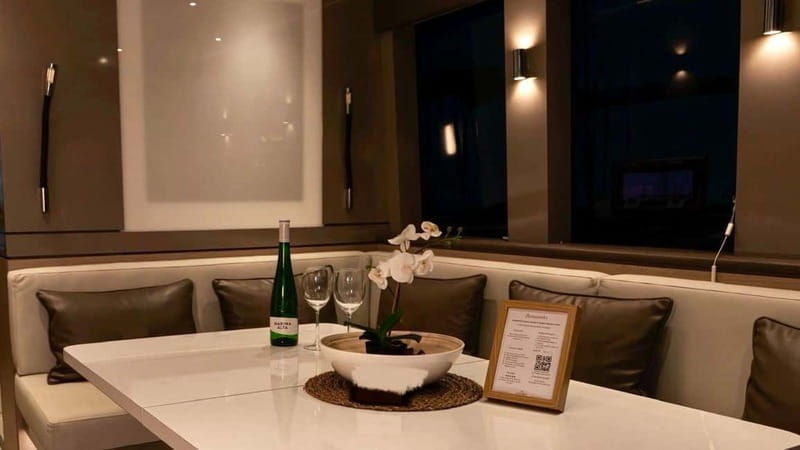 Valencia: Luxury boat ride with captain, drinks, and private bathroom - FAQs