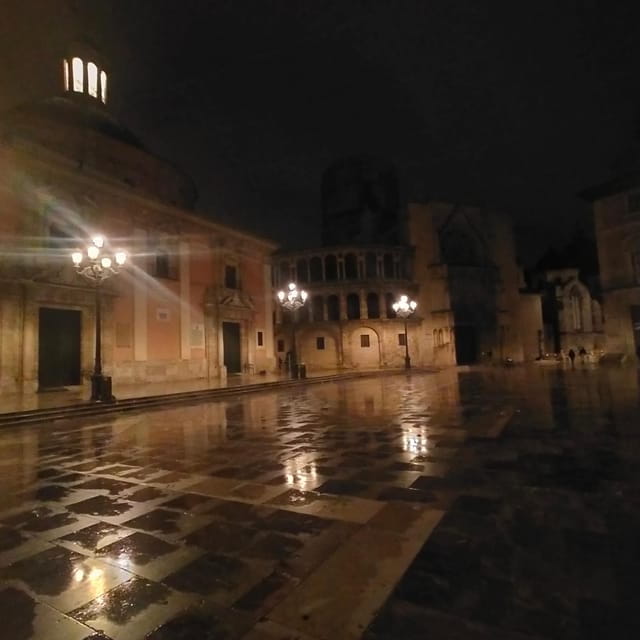 Valencia: Mystical Journey of Spirit and Secrets - The Guide: Knowledge and Charisma