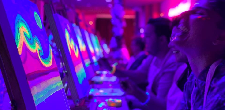 Valencia: Paint a Fluorescent Picture and Drink Wine - Whats Included in the Package