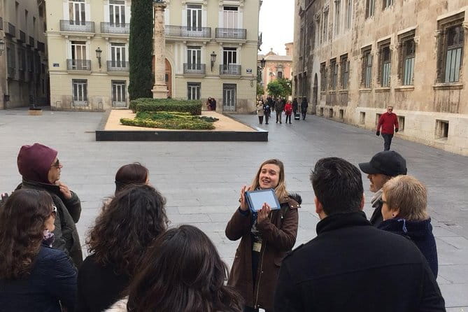 Valencia Private Walking Tour with Official Valencian Guide - Real Guest Experiences: The Guides and the Atmosphere