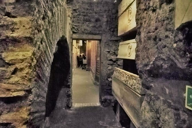 Vatican Museums Private Tour: Sistine Chapel and Necropolis Scavi - First footsteps into the Vatican Museums – The quiet before the crowds