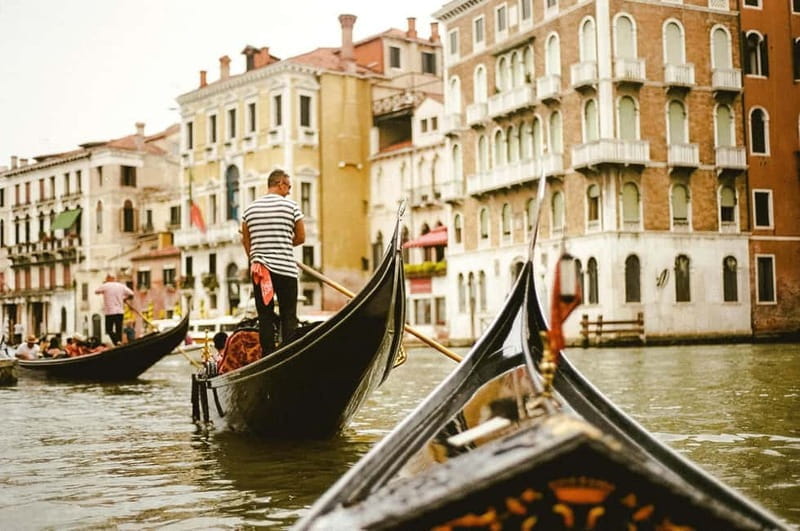 Venice: Gondola tour with live introductory commentary and audio guide - Key Points & Takeaways