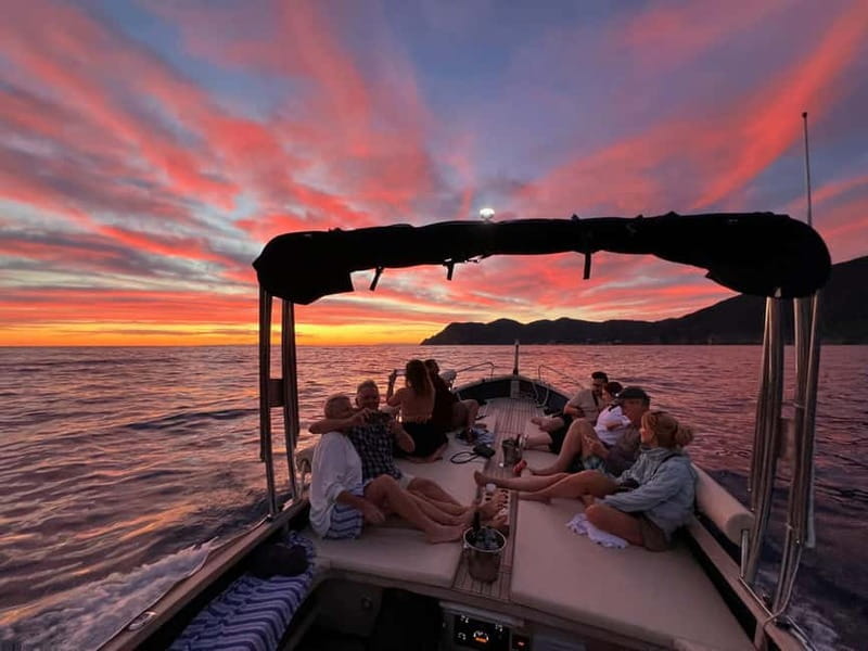 Vernazza: Cinque Terre sunset private boat tour w/ aperitivo - Key points / Takeaways