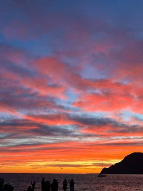 Vernazza: Cinque Terre sunset private boat tour w/ aperitivo - Sunset and Swimming: The Heart of the Experience