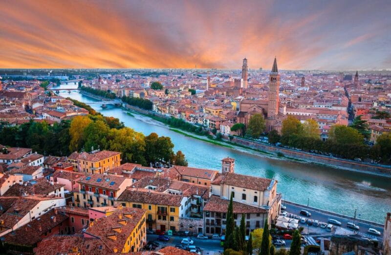 Verona: Romeo and Juliet Guided Walking Tour - Walking Through History: From Roman to Renaissance