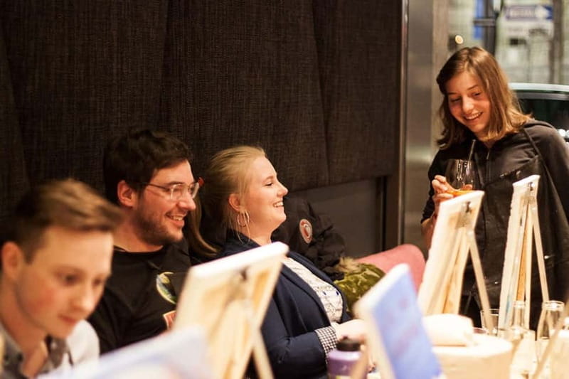 Vienna: Paint and Sip Evening - The Venue and Logistics: Comfort and Convenience