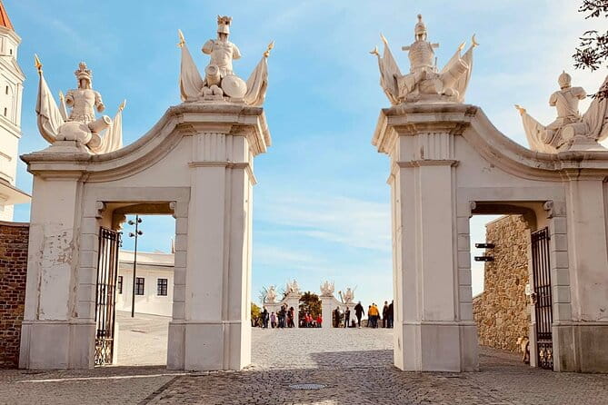 Vienna to Budapest and Bratislava Private 1 Day Tour with Guides - An In-Depth Look at the Itinerary