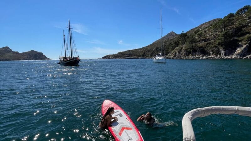 Vigo: Cíes Islands Sailboat Excursion with Skipper - The Sailing Adventure and Scenic Voyage