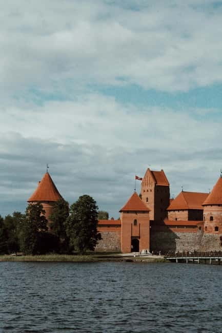 Vilnius to Trakai Island Guided Tour with Chocolate Tasting - Starting Off: An Easy Escape from Vilnius