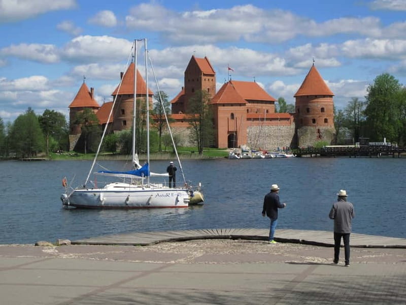 Vilnius: Trakai Tour with Audio Guide and Minibus Transfers - Strolling Through Trakai Old Town