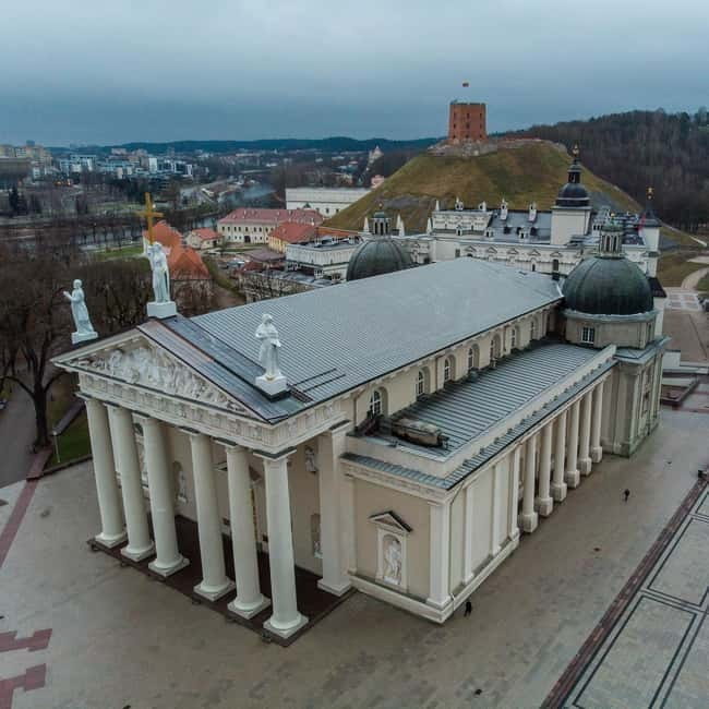 Vilnius: Walking Tour with a Local Guide - Small groups - Exploring Vilnius’s Iconic Architectural Gems