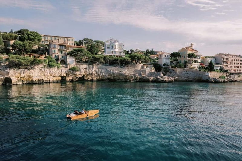Vintage boat tour of Marseille Old Port for couples (1h) - Who Should Consider This Experience?