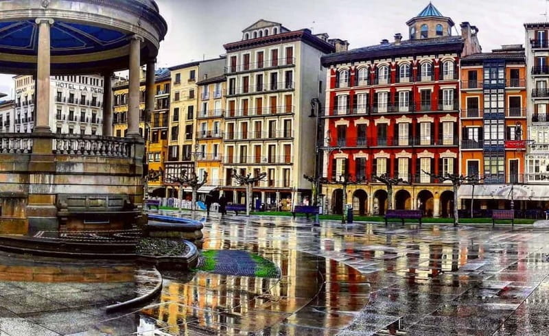 Visit Pamplona and enjoy a tasting of four Navarran wines. - Exploring Pamplona’s Historical Heart