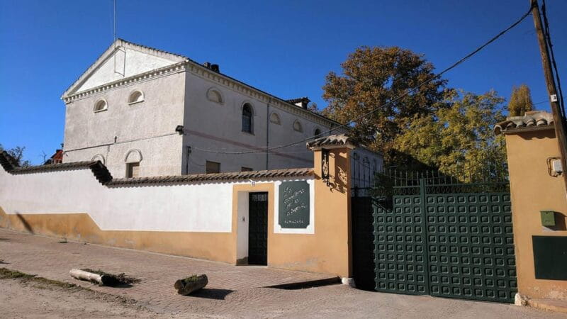 Visit to an olive oil mill and oil tasting with aperitif and food and wine pairing. - Key Points / Takeaways