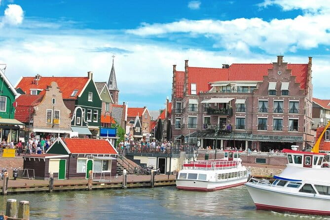 Volendam: E-bike rental with suggested countryside- and fisherman village route - An Authentic Dutch Adventure on Two Wheels