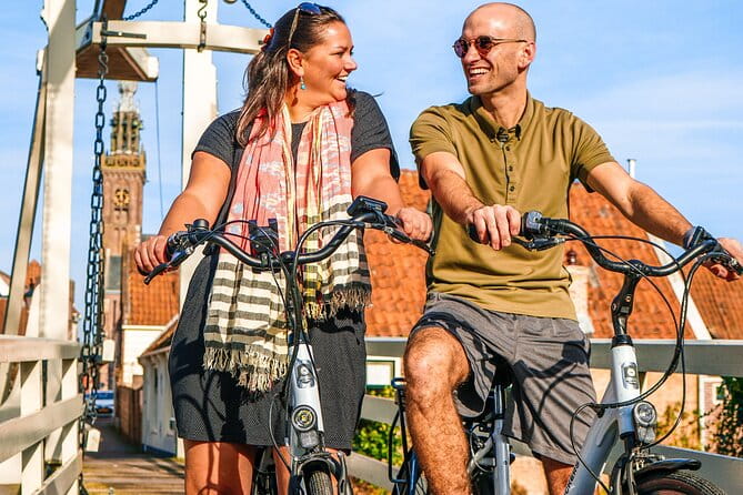 Volendam: E-bike rental with suggested countryside- and fisherman village route - Exploring Nearby Villages: Edam and Monnickendam