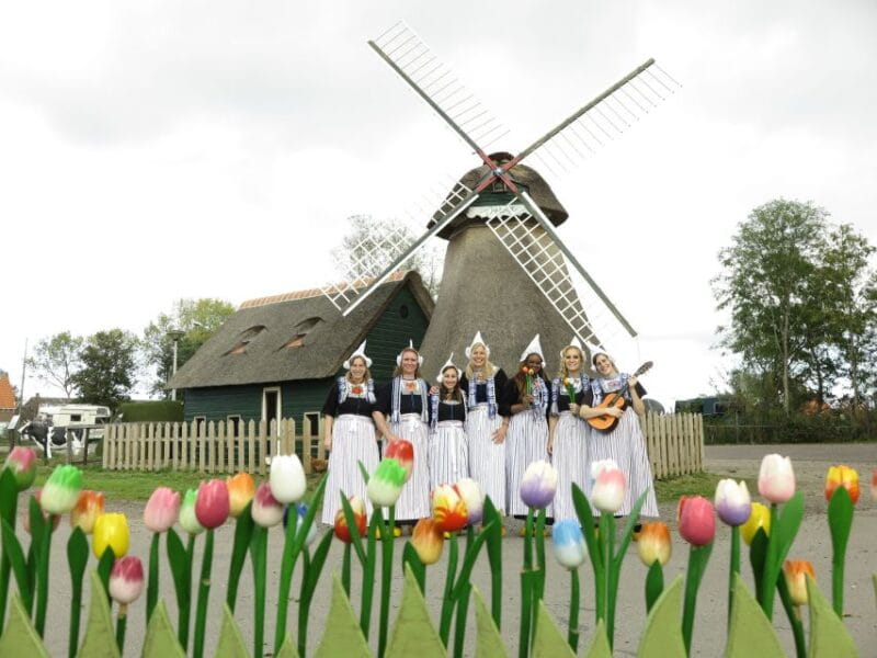 Volendam: Traditional Costume Photo with Cheese & Clog Tour - Entering Volendam: What to Expect from the Tour