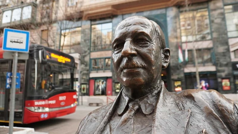 Walk along the Champs-Élysées in Budapest - Key points / Takeaways