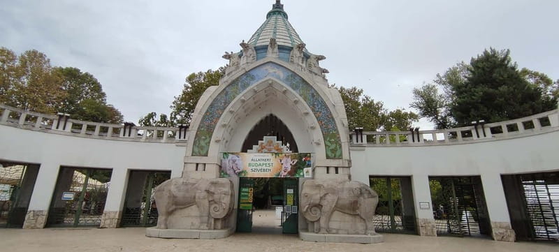 Walk along the Champs-Élysées in Budapest - Summary