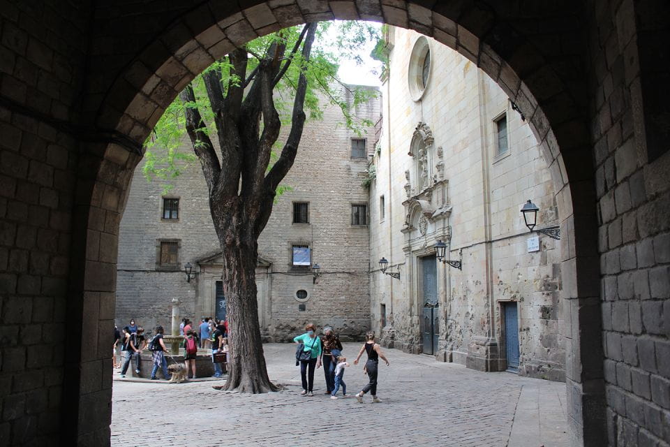 Walking Tour Gothic Quarter and Ramblas+Boat Trip - Customer Reviews