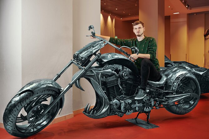 Walking Tour in the Gallery of Steel Figures - Arrival and Departure